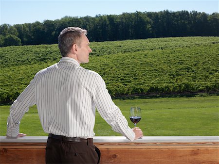 Man Standing Alone Outdoors, Vineland, Ontario, Canada Foto de stock - Sin royalties Premium, Código: 600-01120325