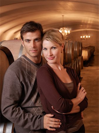 simsearch:700-02348323,k - Couple in Wine Cellar Foto de stock - Royalty Free Premium, Número: 600-01120395