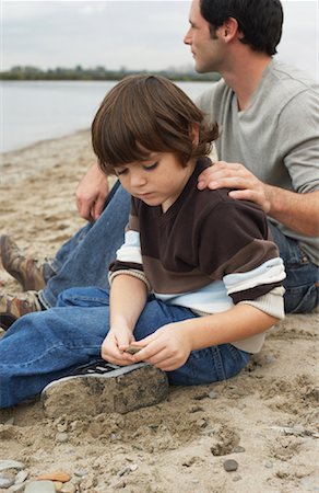 spring landscape kids - Father and Son Sitting on Beach Foto de stock - Sin royalties Premium, Código: 600-01123685