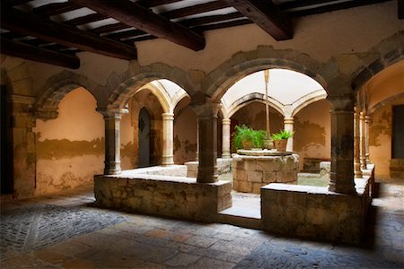 Courtyard of Santes Creus, Spain Stock Photo - Premium Royalty-Free, Code: 600-01164191