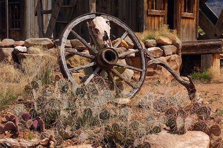 simsearch:700-00328391,k - Vieux Wagon Wheel à l'extérieur du bâtiment Ouest sauvage, Utah, USA Photographie de stock - Premium Libres de Droits, Code: 600-01164511