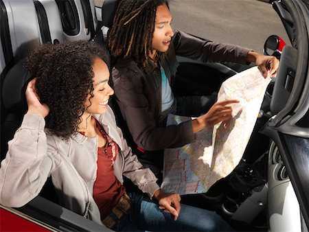 Couple Looking at Map in Car Foto de stock - Sin royalties Premium, Código: 600-01164665