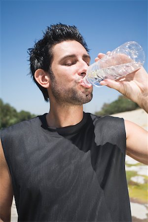 simsearch:600-01172455,k - Man Drinking Bottled Water Fotografie stock - Premium Royalty-Free, Codice: 600-01163666