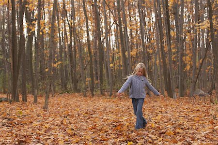 simsearch:600-00917923,k - Fille se promener dans les feuilles Photographie de stock - Premium Libres de Droits, Code: 600-01163994