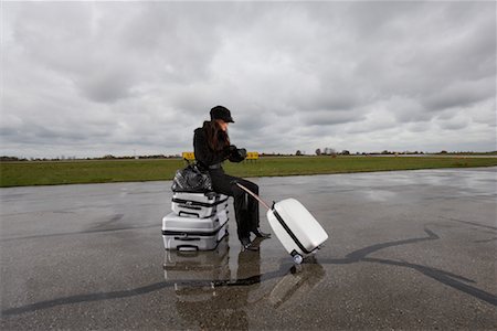 Femme attendant à l'aéroport Photographie de stock - Premium Libres de Droits, Code: 600-01174026