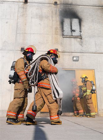 Pompiers à l'extérieur du bâtiment enfumé Photographie de stock - Premium Libres de Droits, Code: 600-01172212