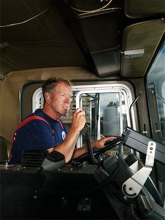 fireman driver pictures - Pompier en camion de pompier Photographie de stock - Premium Libres de Droits, Code: 600-01172256