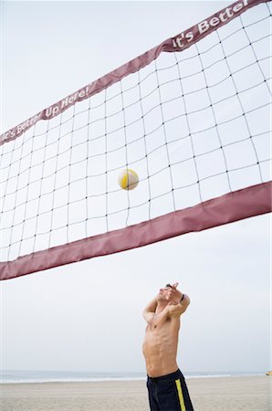 simsearch:600-01172446,k - Man Playing Volleyball Foto de stock - Royalty Free Premium, Número: 600-01172448