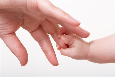 del bebè - Baby's Hand Holding Adult's Finger Fotografie stock - Premium Royalty-Free, Codice: 600-01172762