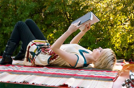 Woman Reading Foto de stock - Sin royalties Premium, Código: 600-01172821