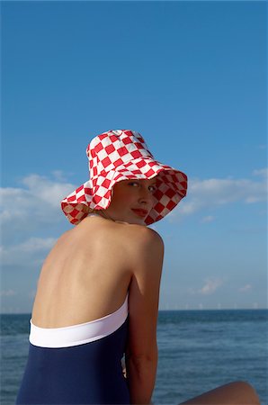 simsearch:600-01173530,k - Portrait of Woman at Beach Fotografie stock - Premium Royalty-Free, Codice: 600-01173567