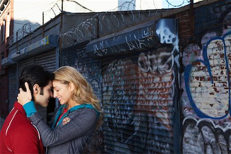 porte de garage - Couple Kissing Photographie de stock - Premium Libres de Droits, Code: 600-01184554