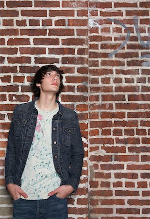 people stand in front brick wall - Portrait de jeune homme Photographie de stock - Premium Libres de Droits, Code: 600-01184627