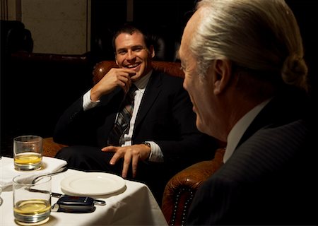 Men Talking Over Drinks Foto de stock - Sin royalties Premium, Código: 600-01185336