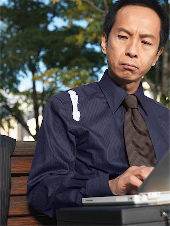 Man on Park Bench Using Laptop Computer Foto de stock - Sin royalties Premium, Código: 600-01194868