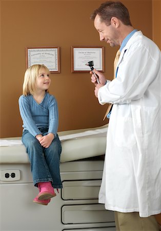 Doctor Examining Girl Foto de stock - Sin royalties Premium, Código: 600-01195066