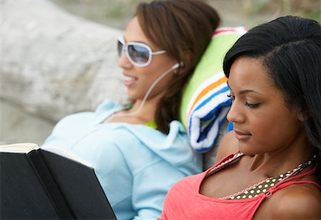 simsearch:600-01195182,k - Femmes relaxantes à la plage Photographie de stock - Premium Libres de Droits, Code: 600-01195107