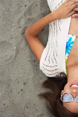 simsearch:600-01195184,k - Portrait de femme à la plage Photographie de stock - Premium Libres de Droits, Code: 600-01195138