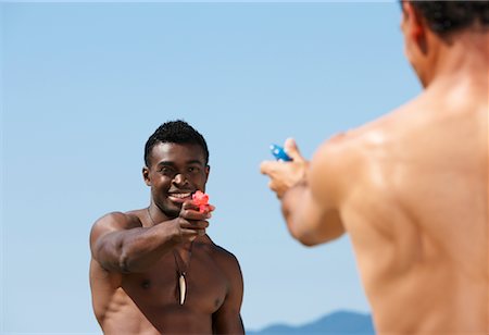 pistola de agua - Men with Water Guns at Beach Foto de stock - Sin royalties Premium, Código: 600-01195196
