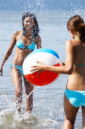 simsearch:600-01195184,k - Femmes à la plage Photographie de stock - Premium Libres de Droits, Code: 600-01195219