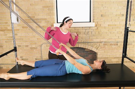 Femme exerçant avec instructeur Pilates Photographie de stock - Premium Libres de Droits, Code: 600-01195425