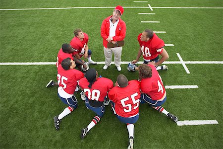Coach Talking to Football Players in Huddle Foto de stock - Sin royalties Premium, Código: 600-01196485