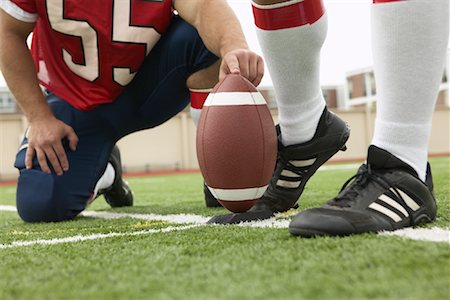 Football Player Kicking Football Foto de stock - Sin royalties Premium, Código: 600-01196491