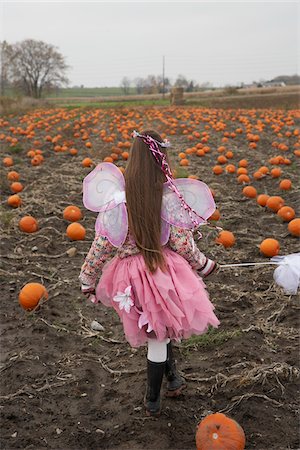 simsearch:649-03775041,k - Girl Dressed as Fairy in Pumpkin Patch Photographie de stock - Premium Libres de Droits, Code: 600-01196610