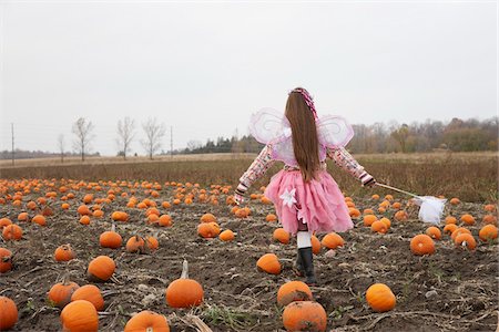 simsearch:600-02121643,k - Girl Dressed as Fairy in Pumpkin Patch Foto de stock - Sin royalties Premium, Código: 600-01196611