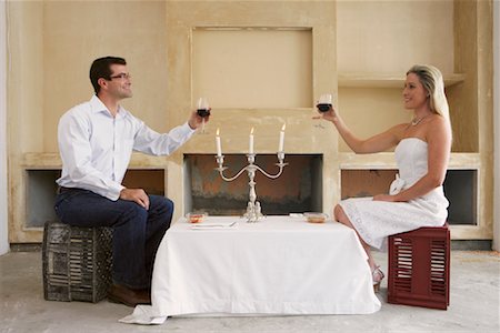 Couple Dining in Empty House Foto de stock - Sin royalties Premium, Código: 600-01196673