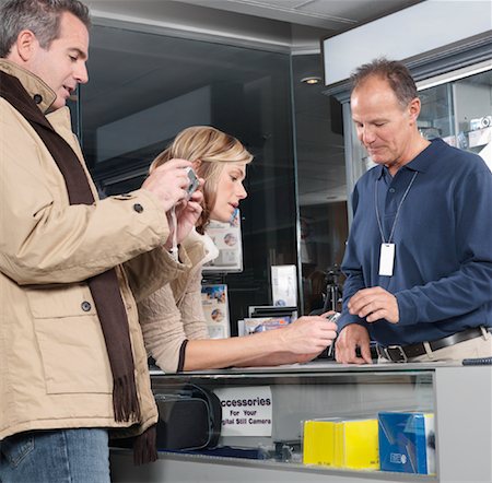 Salesman Assisting Customers Foto de stock - Sin royalties Premium, Código: 600-01198771