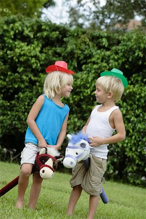 Enfants avec des jouets de chevaux Photographie de stock - Premium Libres de Droits, Code: 600-01199317