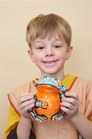 simsearch:600-02046959,k - Portrait of Boy Holding Sculpture Photographie de stock - Premium Libres de Droits, Code: 600-01200411