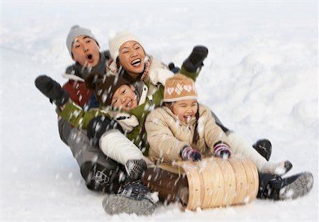 simsearch:600-02200067,k - Famille sur la piste de luge Photographie de stock - Premium Libres de Droits, Code: 600-01224174