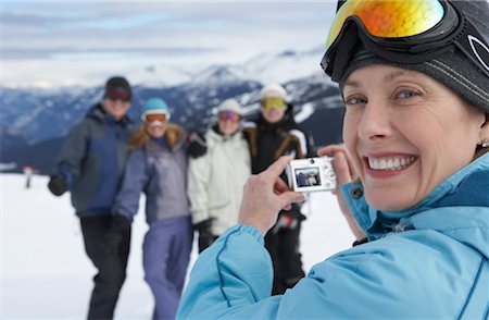 Woman Taking Picture on Ski Hill, Whistler, BC, Canada Foto de stock - Sin royalties Premium, Código: 600-01224205