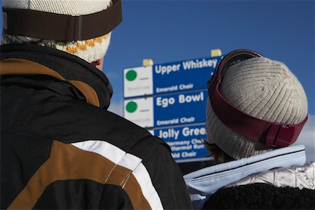 Couple Looking at Sign, Whistler, BC, Canada Foto de stock - Sin royalties Premium, Código: 600-01224263