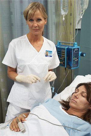 detección - Nurse Tending to Patient Foto de stock - Sin royalties Premium, Código: 600-01223645