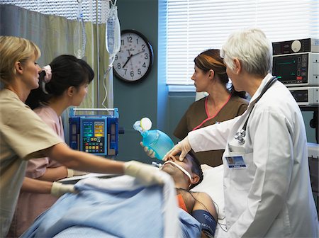 detección - Doctor and Nurses Tending to Patient Foto de stock - Sin royalties Premium, Código: 600-01223661