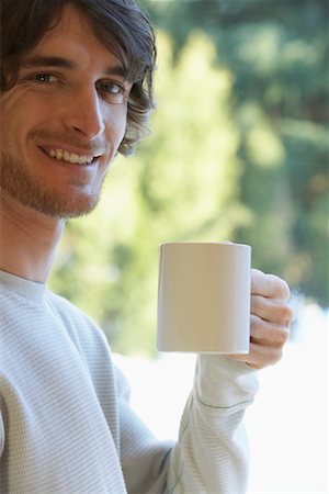 simsearch:600-02033682,k - Homme tenant la tasse de café Photographie de stock - Premium Libres de Droits, Code: 600-01235299