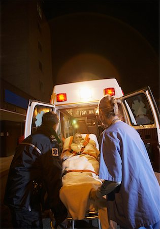 simsearch:649-07119222,k - Sanitäter und Arzt Entfernen von Patienten aus der Ambulanz Stockbilder - Premium RF Lizenzfrei, Bildnummer: 600-01235371
