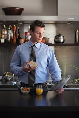 simsearch:600-01787673,k - Homme d'affaires manger petit déjeuner Photographie de stock - Premium Libres de Droits, Code: 600-01235440