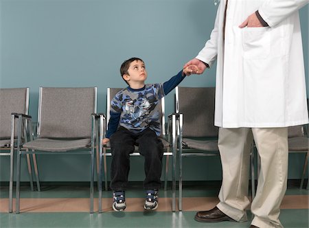 Doctor Holding Boy's Hand Foto de stock - Sin royalties Premium, Código: 600-01236170