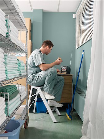 simsearch:600-01236190,k - Doctor Taking a Break in Hospital Supply Room Stockbilder - Premium RF Lizenzfrei, Bildnummer: 600-01236190