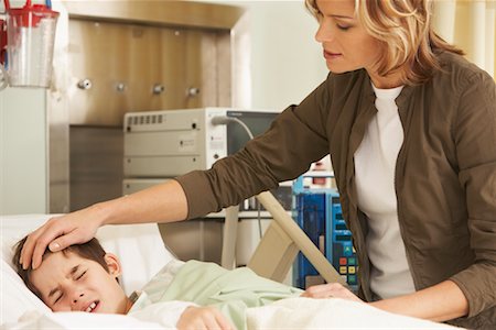 patient standing in hospital room - Mère avec un enfant malade à l'hôpital Photographie de stock - Premium Libres de Droits, Code: 600-01236209