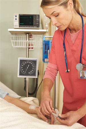 simsearch:700-03210511,k - Nurse Checking Patient's Oxygen Monitor Foto de stock - Royalty Free Premium, Número: 600-01236215