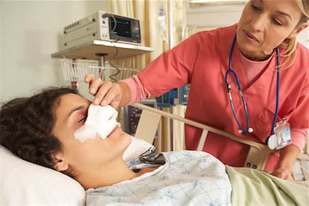 female accident pictures in hospital bed - Nurse Checking Patient's Bandages Foto de stock - Sin royalties Premium, Código: 600-01236216