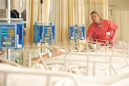 patient standing in hospital room - Infirmière en vérifiant sur le Patient Photographie de stock - Premium Libres de Droits, Code: 600-01236229