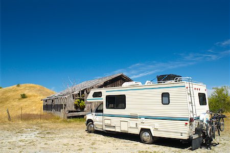 Recreational Vehicle Parked by Abandoned Building Stock Photo - Premium Royalty-Free, Code: 600-01248438