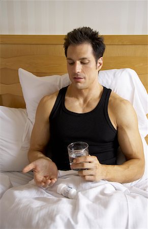 Man in Bed, Taking Pills Foto de stock - Sin royalties Premium, Código: 600-01248651