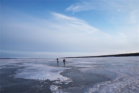 People Skating on Frozen Lake Foto de stock - Sin royalties Premium, Código: 600-01248839